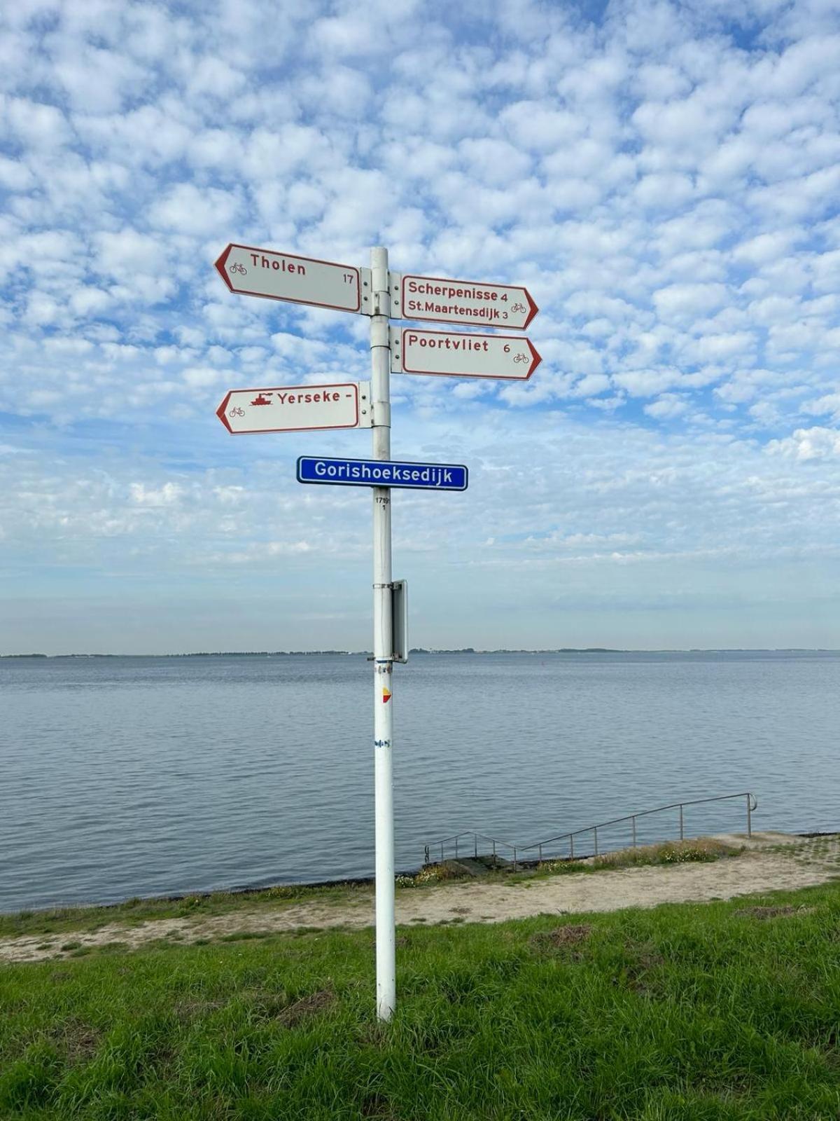 Oosterschelde Lodge Met Veel Privacy En Dicht Bij Het Water Scherpenisse Eksteriør billede